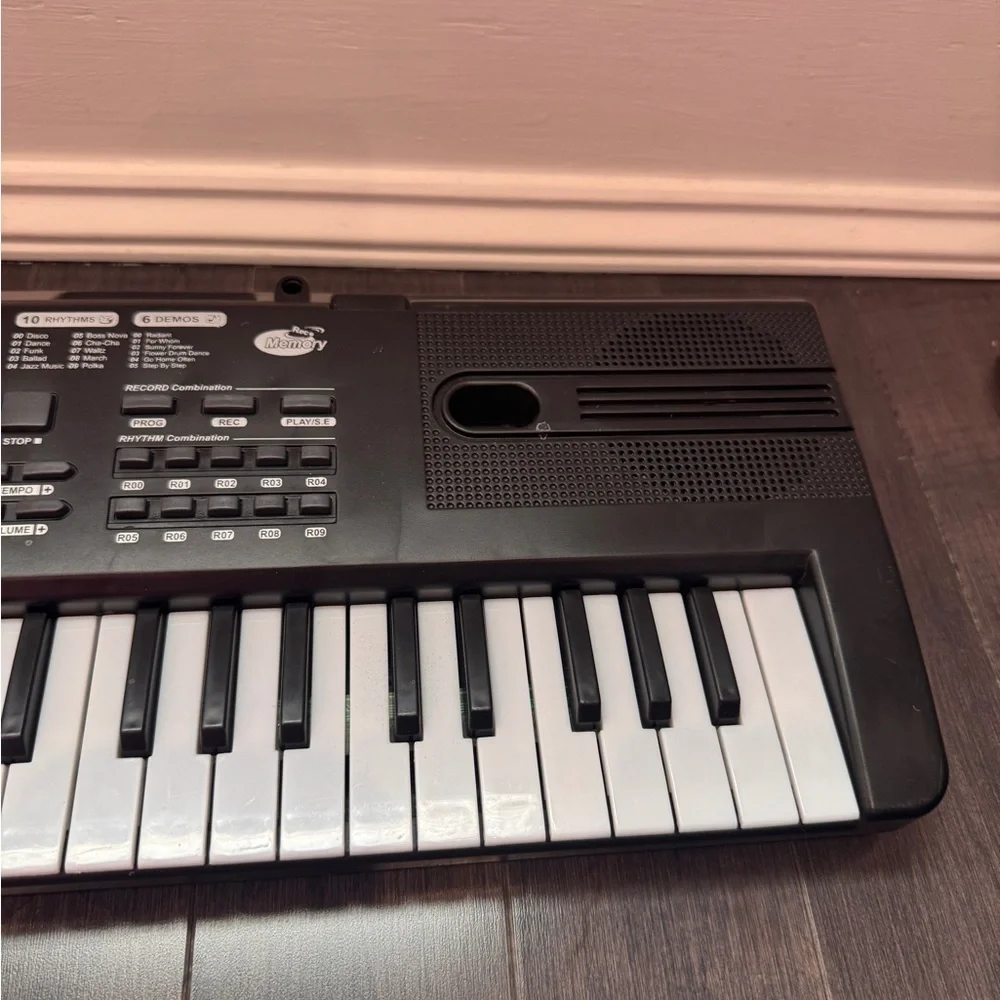 Black and White Electronic Lightweight Beginner Keyboard for Kids Toddlers